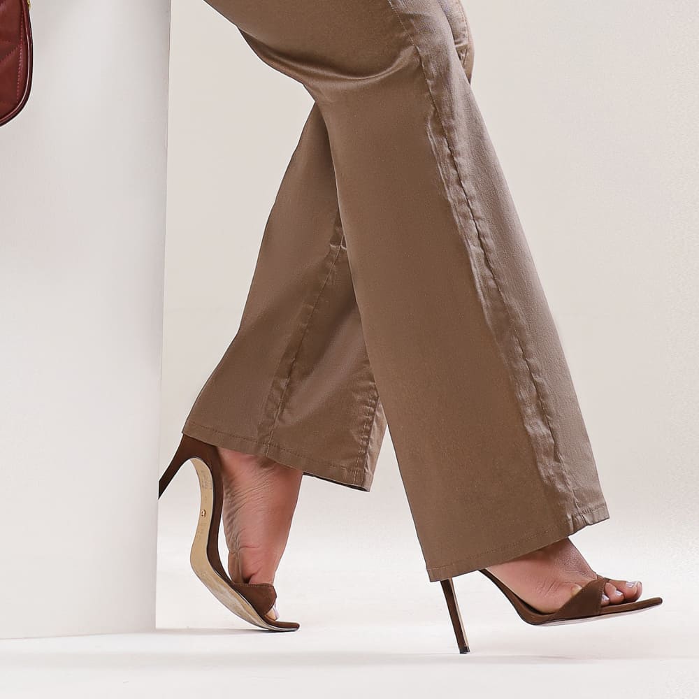 Calça Feminina Marrom Alongada com Caimento Perfeito Roxx Jeans